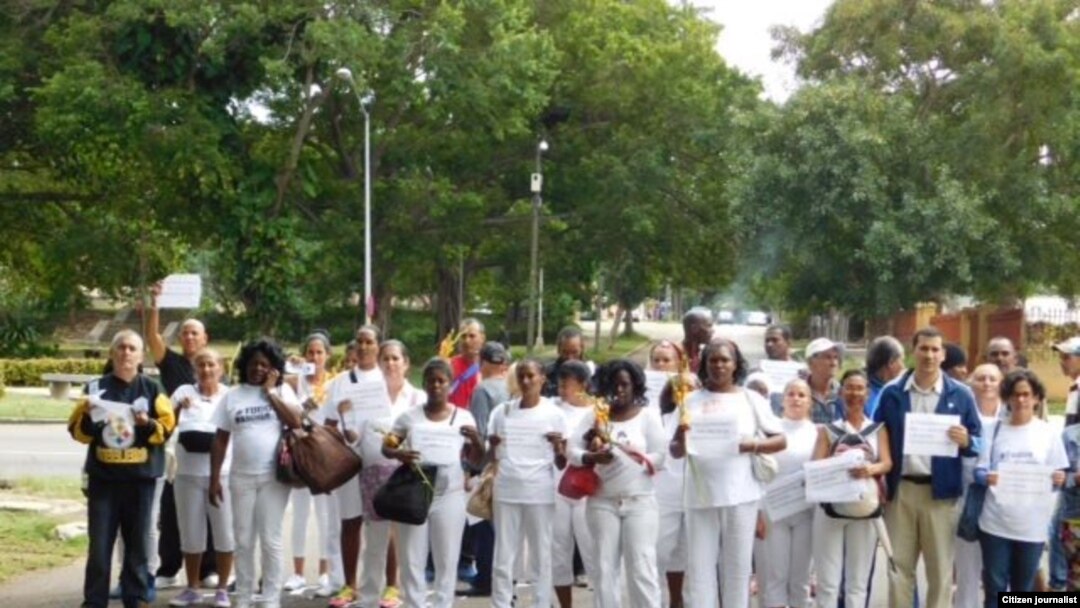 Reporta Cuba. Damas de Blanco y activistas en jornada #TodosMarchamos (31 de enero, 2016). Foto: Ailer González.