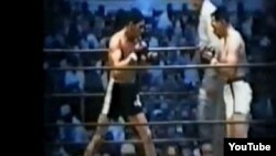 Florentino Fernández (I) se enfrenta a Gene Fullmer (D) Archivo.