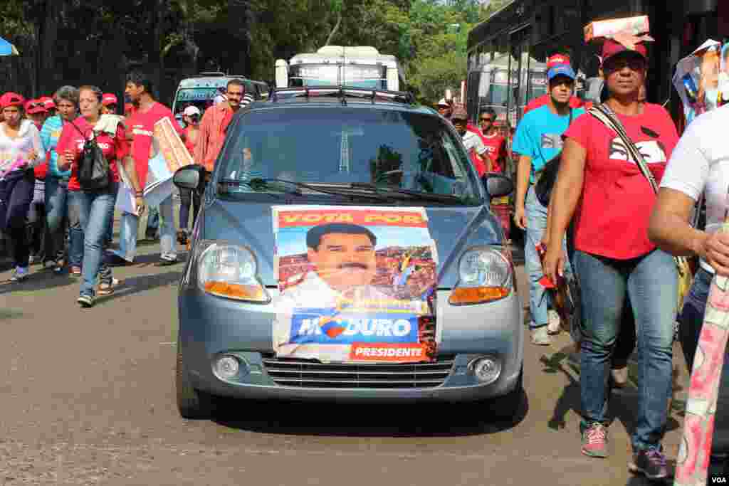 El periodista Iscar Blanco recorre las calles de Caracas este sábado 