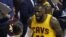 LeBron James (d) discute una decisión arbitral durante el cuarto partido de la Serie Final de la NBA entre Warriors y Cavaliers, en el Quicken Loans Arena de Cleveland, Ohio (EE.UU.).