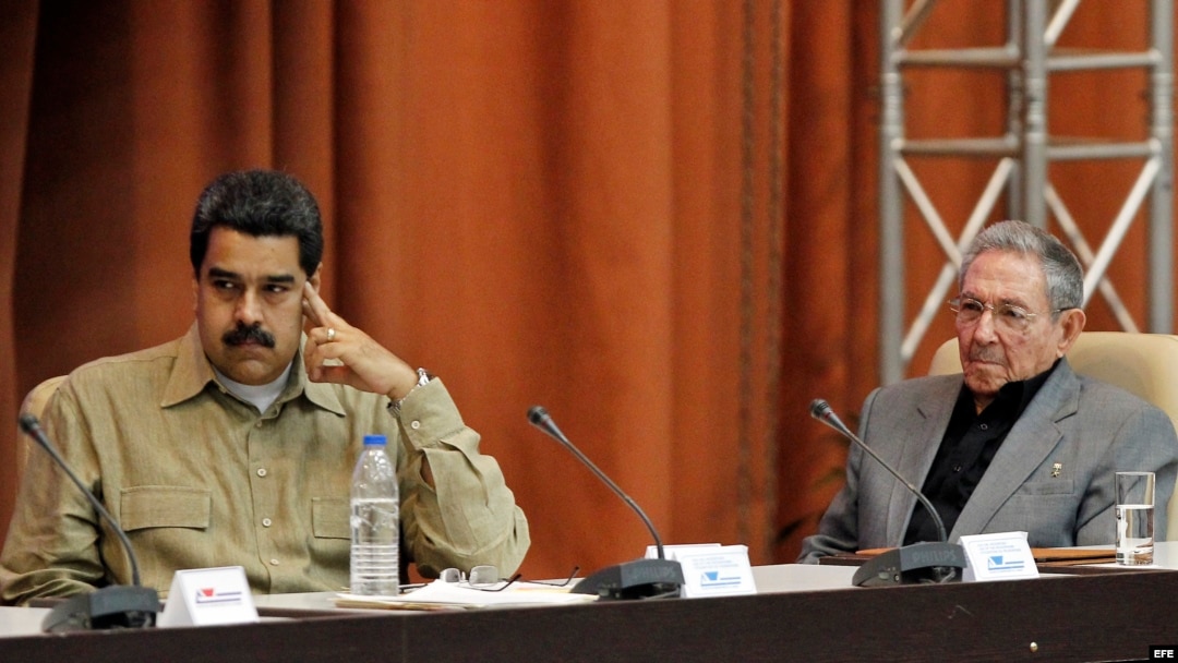 Raúl Castro y Nicolás Maduro en el Palacio de Convenciones de La Habana. Foto tomada 14/12/2016.