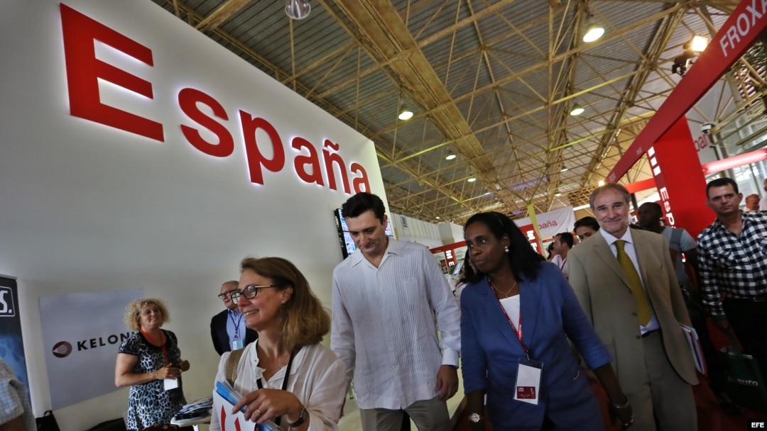 Visitantes recorren la XXXIV edición de la Feria Internacional de la Habana (FIHAV 2016) el lunes 31 de octubre de 2016, durante la inauguración en La Habana (Cuba).