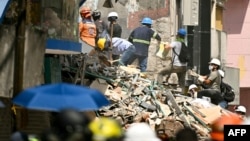 Equipos de rescate buscan supervivientes entre los escombros de un edificio colapsado, cuatro días después de un terremoto de magnitud 7,4 en Pereira, Colombia, ocurrido el 14 de agosto de 2026.