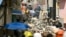 Equipos de rescate buscan supervivientes entre los escombros de un edificio colapsado, cuatro días después de un terremoto de magnitud 7,4 en Pereira, Colombia, ocurrido el 14 de agosto de 2026.