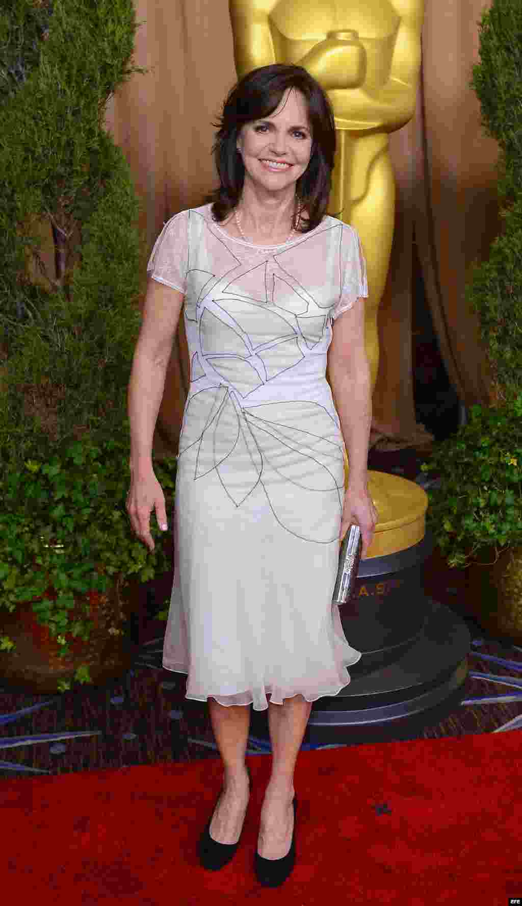 MAN38. LOS ÁNGELES (EEUU), 04/02/2013.-La actriz estadounidense Sally Fields posa a su llegada hoy, lunes 4 de febrero de 2013, al tradicional almuerzo previo a la ceremonia de la 85 edición de los Óscar, en Los Ángeles (EEUU). EFE/MICHAEL NELSON