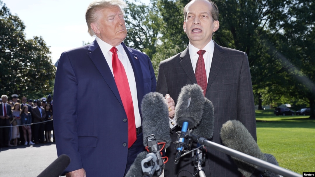 El presidente Trump y el secretario de Trabajo Alexander Acosta se dirigen a la prensa en la Casa Blanca. 