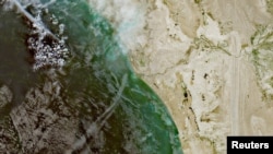 Una imagen satelital muestra una flota de pequeñas embarcaciones en el mar, al norte del estrecho de Ormuz, cerca de la costa de Kargan.