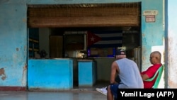 Una bodega vacía en La Habana. Foto: AFP/Yamil Lage