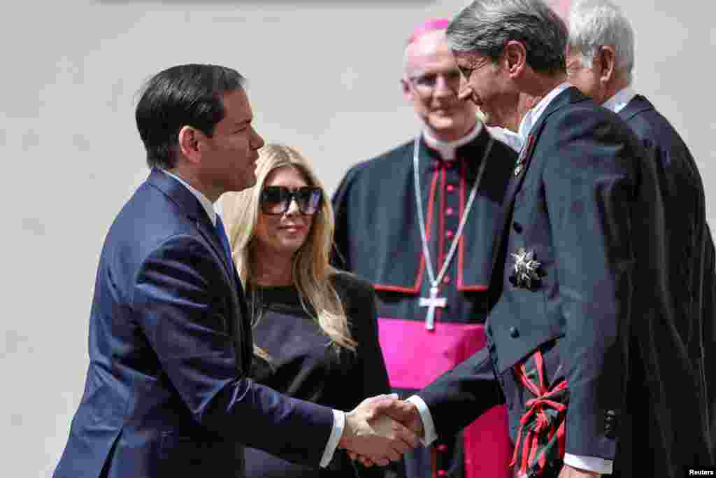 Rubio saluda a altos funcionarios de la Santa Sede a su llegada al Vaticano. 