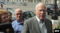 El senador demócrata Patrick Leahy por Vermont (d) a su llegada a un hotel en La Habana (Cuba).