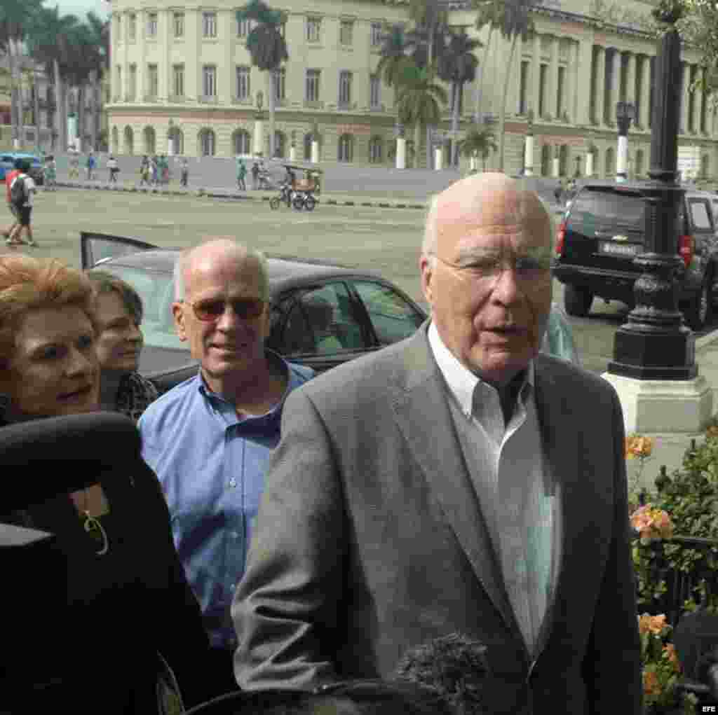 El senador demócrata Patrick Leahy por Vermont (d), junto al representante Peter Welch (Vermont) y la también senadora demócrata Debbie Stabenow (Michigan) (i) hablan a la prensa a su llegada a un hotel en La Habana (Cuba).