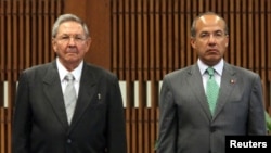 El presidente Mexicano junto a Raúl Castro 