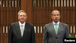 El presidente Mexicano junto a Raúl Castro 