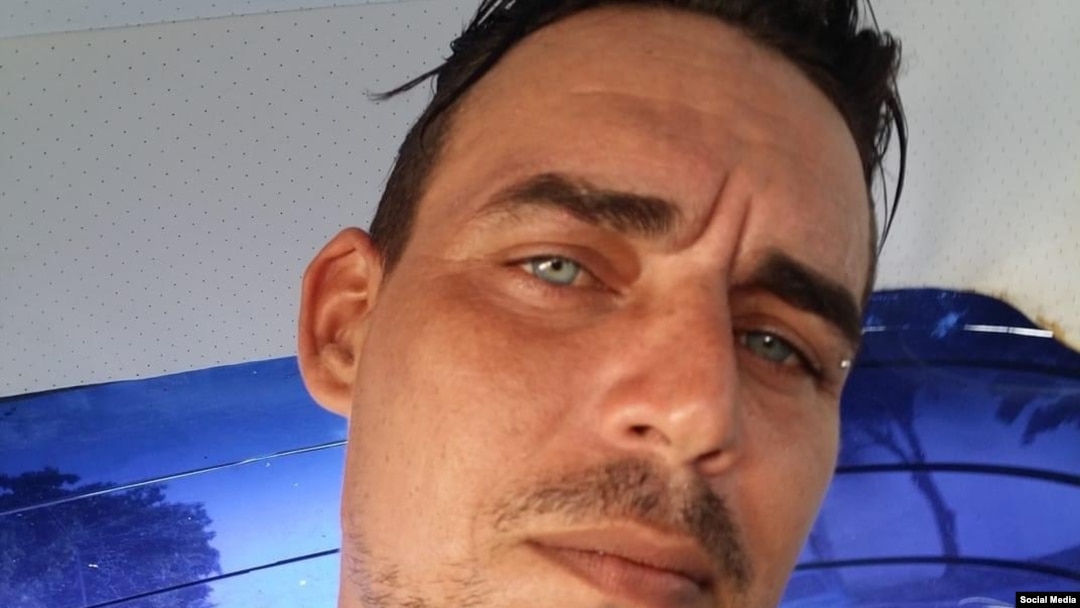 El influencer cubano Yoandi Montiel conocido como "El gato de Cuba".