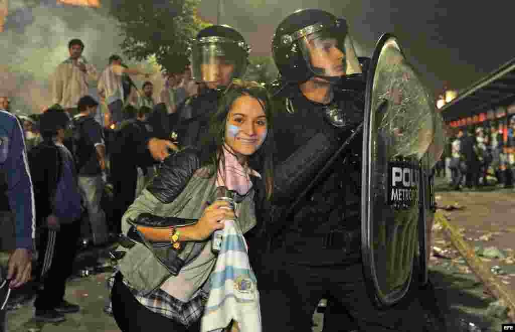  Aficionados argentinos registran desórdenes tras la derrota de su equipo ante Alemania por la final del mundial de fútbol Brasil 2014.