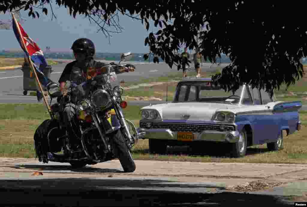Los propietarios han tratado de reponer las piezas originales de sus motos, pero aún hay talleres que las copian y confeccionan para quienes no pueden costear esa opción.