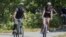 El presidente de Estados Unidos, Barack Obama, y su hija, Malia (d), montan en bicicleta en el Correllus State Bike Path en la isla de Martha's Vineyard, Massachusetts, Estados Unidos.