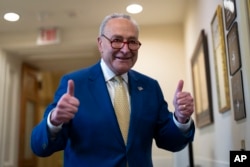 El líder de la mayoría del Senado, Chuck Schumer, demócrata por Nueva York, celebra la aprobación de un paquete de gastos de emergencia para enviar ayuda militar a Ucrania e Israel, el 13 de febrero de 2024.AP Photo/J. Scott Applewhite