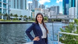 Vuelve a 1800 Online Claudia Cañizares, abogada de inmigración licenciada en la Florida