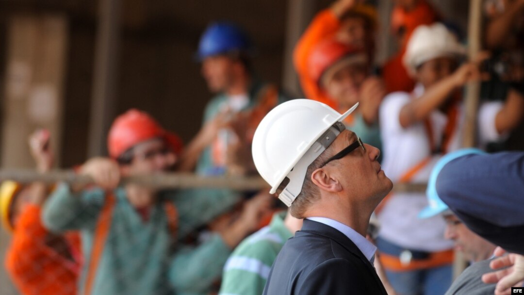 El secretario general de la FIFA, Jerome Valke (d), inspecciona las obras de construcción en el Estadio Nacional de Brasilia, sede de la Copa de las Confederaciones este año y del Mundial Brasil 2014 en Brasilia (Brasil). 