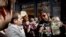 Albert Rivera, líder del partido Ciudadanos, observa a un manifestante anticastrista en Barcelona (foto Jorge Ignacio Pérez)