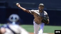 Odrisamer Despaigne lanza por los Padres de San Diego. 
