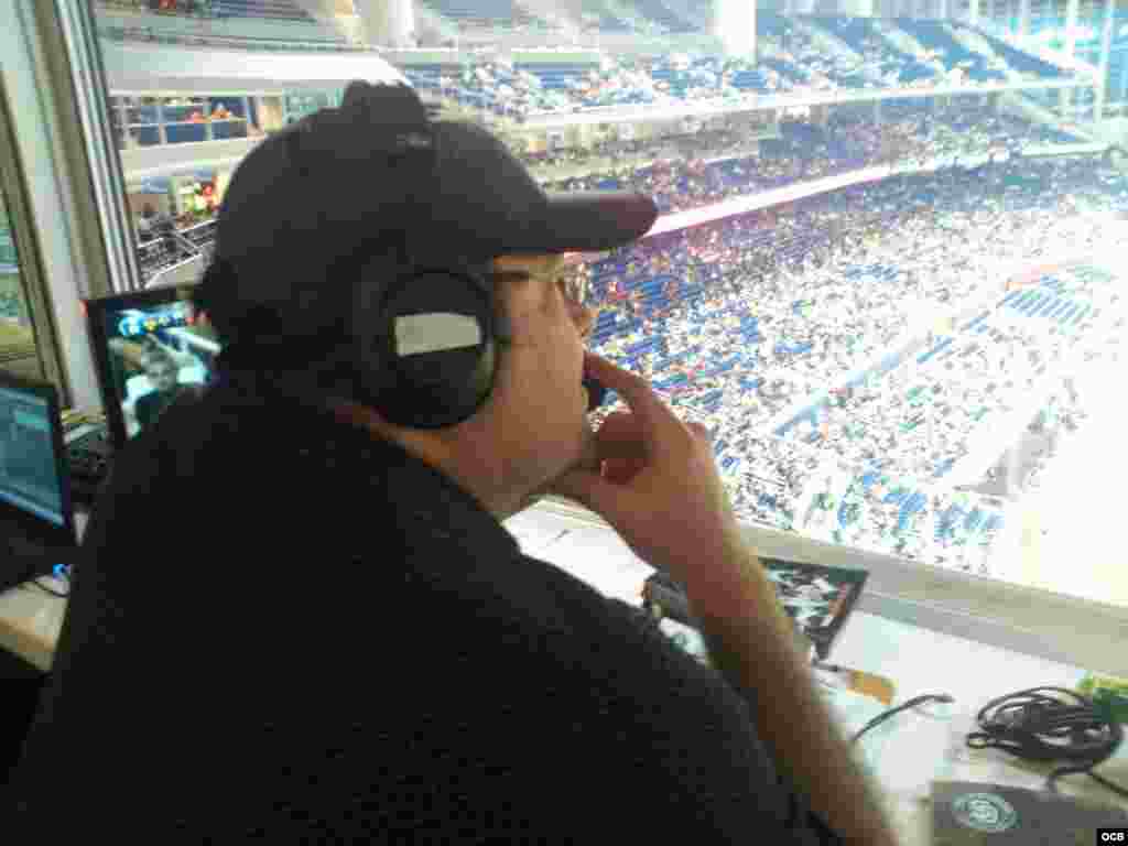 Radio Mart&iacute; trasmiti&oacute; por primera vez en vivo el juego de los Marlins desde el estadio del equipo en Miami, Florida.