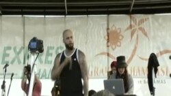 Integrante de “Los Aldeanos” participa en Carnaval de la calle ocho.