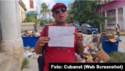 Adelth Bonne Gamboa muestra la citación policial