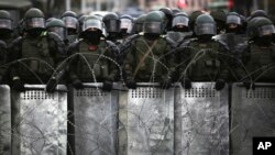 La policía de Bielorrusia desplegada en las calles de Minsk el 25 de octubre de 2020 durante una protestas contra el fraude electoral. (AP Photo).