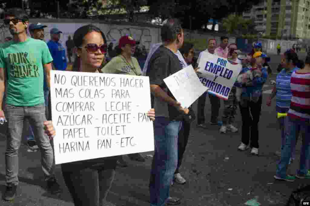 Decenas de miles de venezolanos han salido a las calles para manifestarse contra la alta inflación, la escasez de productos básicos y la inseguridad, de las que culpan al presidente Nicolás Maduro.