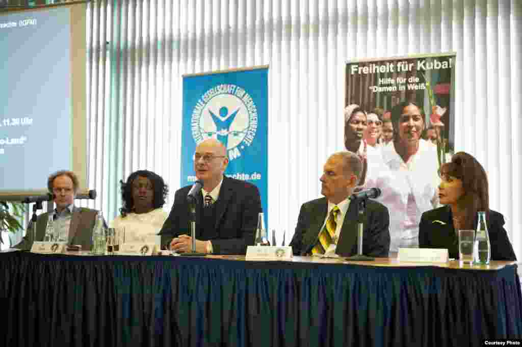 Mesa de la Conferencia de Prensa.