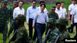 El presidente de Taiwán, Lai Ching-te, observando el entrenamiento de reclutas en Taichung el 28 de junio de 2024. (Reuters/Ann Wang).