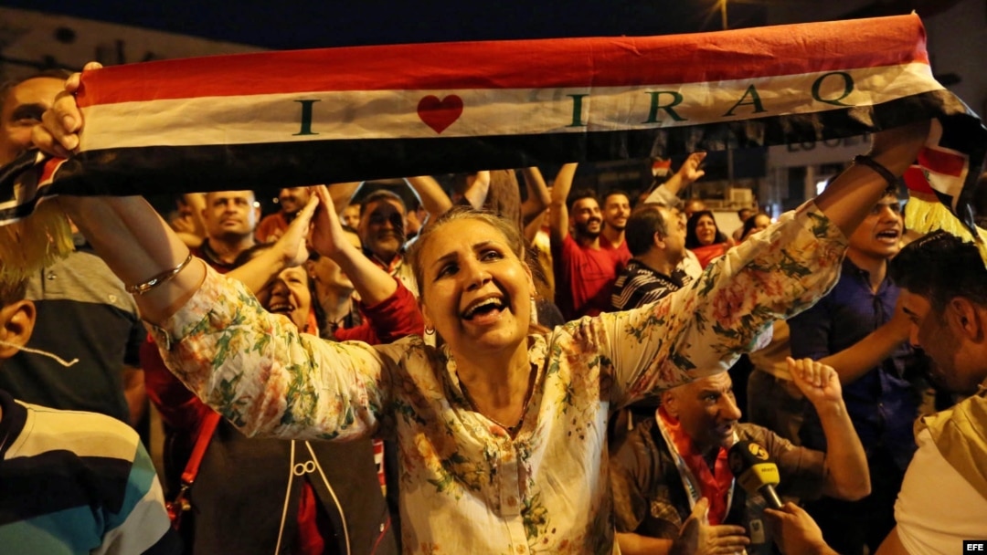 Iraquíes en Bagdad celebran la liberación de Mosul.