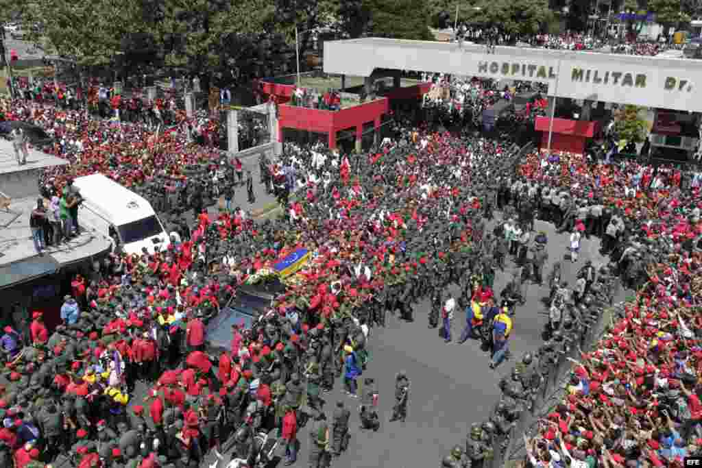 Trasladan féretro de Hugo Chávez, hasta el Hospital Militar Dr. Carlos Arvelo hasta Academia Militar