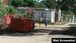 Miembros de la policía política vigilan sede de UNPACU en La Habana. (Foto tomada de Facebook)