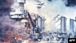 Imagen de barco de la Armada Norteamericana durante bombardeo japonés a Pearl Harbor