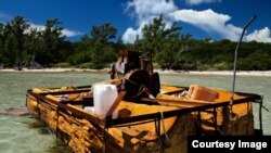 Imagen de archivo de una embarcación rústica utilizada por balseros cubanos y abandonada en la costa. Foto: Phil's1stPix/Flickr