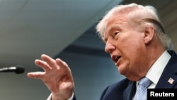 El presidente Donald Trump habla a la prensa en la Casa Blanca. 