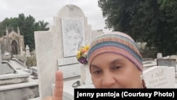 Jenny Pantoja en la tumba del poeta Rubén Martínez Villena en el Cementerio Colón, de La Habana.