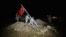 Soldados izan la bandera turca en la tumba de Suleimán. 