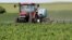 Un agricultor fertilizando cultivos de maíz en Iowa, Estados Unidos. (Reuters/Frank Polich).
