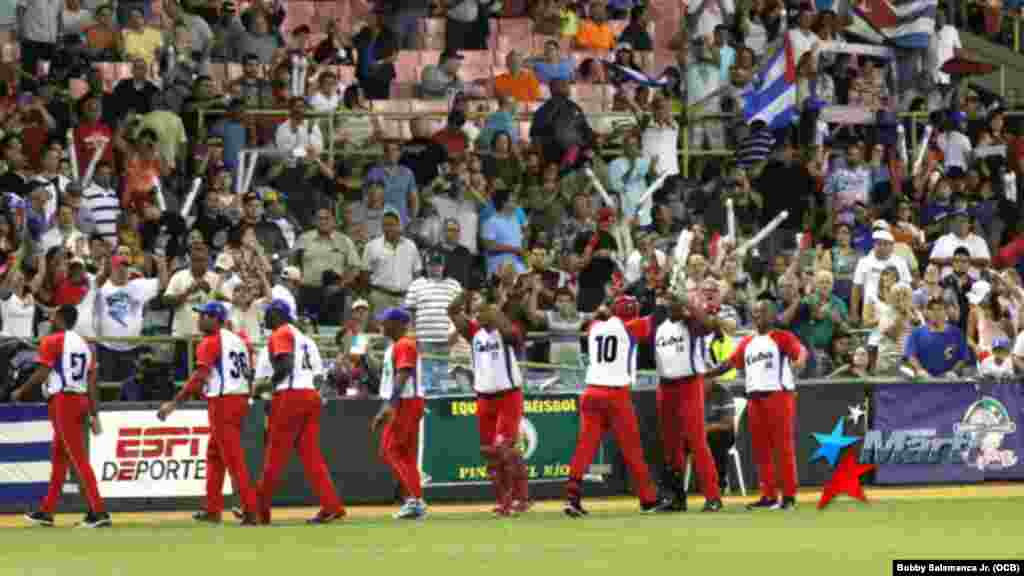 Secuencia de fotografías del jonrón conectado por Yulieski Gourriel y pone el juego 3-1 a favor de Cuba. Foto: Bobby Salamanca Jr.