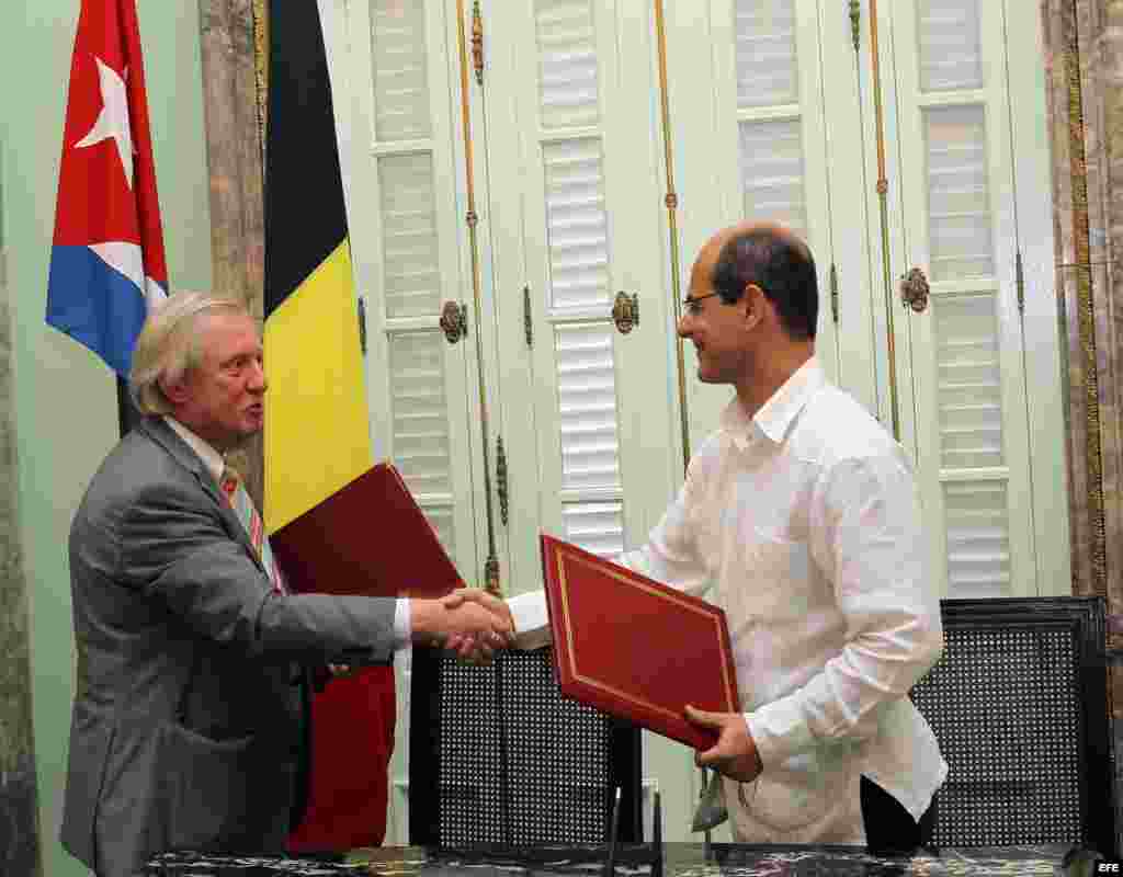 El embajador de Bélgica en Cuba firma acuerdos con la cancillería.