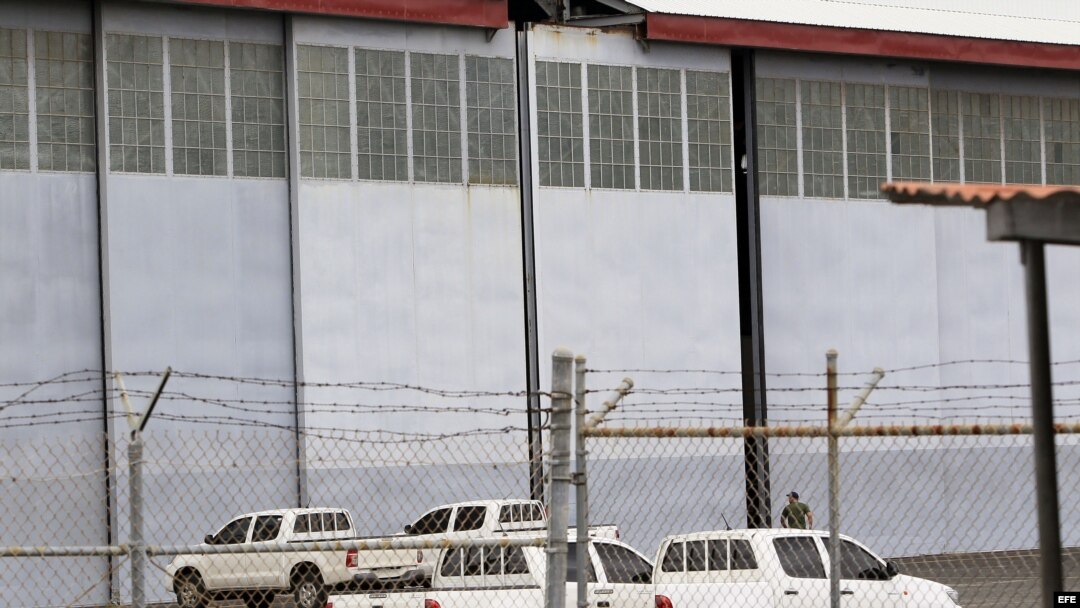 Vista del hangar donde se encuentran depositados los armamentos encontrados en el buque norcoreano Chong Chon Gang, en al antigua base aérea de Howard, en el pacifico panameño