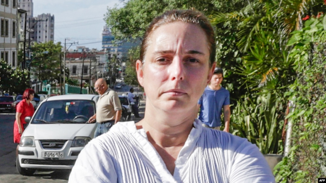Tania Bruguera en una calle de La Habana. (Archivo)