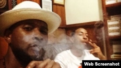 Usher (en primer plano) y Ludacris en una foto colgada en sus redes sociales fumando un tabaco en La Habana.