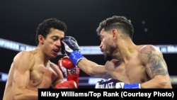 Al principio Robeisy Robeisy Ramírez parecía estar ganando la pelea. (Cortesía: Mikey Williams/Top Rank)