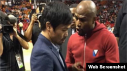 Manny Pacquiao (i) y Floyd Mayweather conversaron, brevemente, en el American Airlines Arena de Miami, Florida.