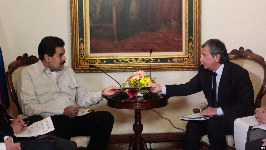 Nicolás Maduro y el presidente de la compañía rusa de petróleo Rosneft, Igor Sechin (i-d), en el Palacio de Miraflores.